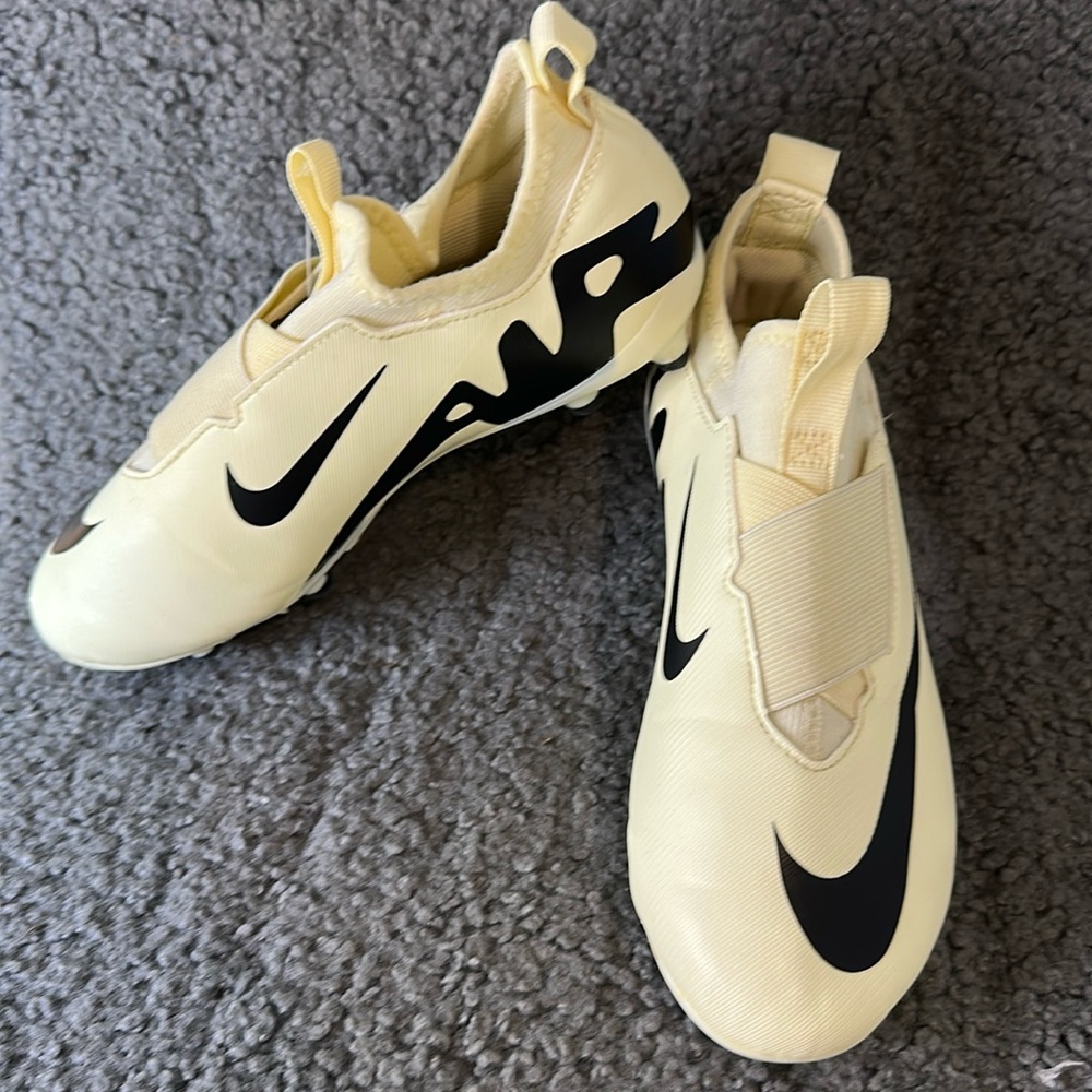 Nike Zoom Mercurial‎ Vapor 15 Academy Youth Size 4.5Y Soccer Cleats DJ5617-700